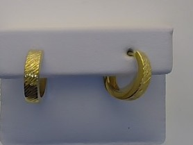 Die Creolen Silbervergoldet 925 glatt, Modellnummer 26-364, sind elegante Hoop-Ohrringe aus hochwertigem 925er Silber mit Vergoldung. Sie strahlen zeitlose Eleganz aus und passen perfekt zu jedem Outfit. Tragen Sie diese Ohrringe zu formellen Anl&auml;ssen oder kombinieren Sie sie mit legerer Kleidung, um einen luxuri&ouml;sen Touch zu verleihen. Ideal f&uuml;r stilvolle Auftritte.
