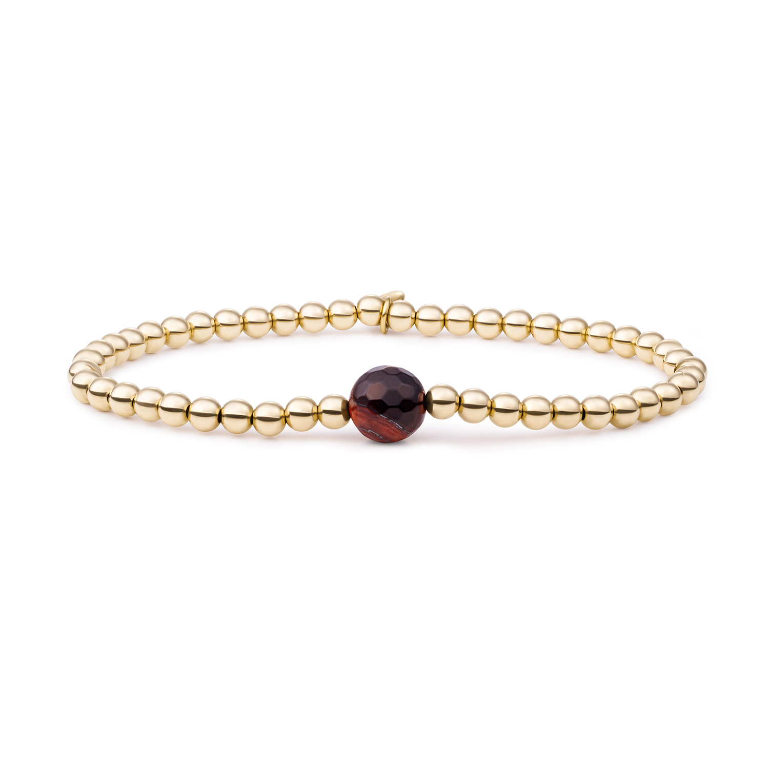 De Core Armband Red Tiger Eye heeft die bijzondere uitstraling waar je naar blijft kijken. Red Tiger Eye toont diepe rode tinten met het iconische chatoyant effect, dat lichtspel dat door de steen beweegt alsof hij leeft. Vervaardigd uit 925 Sterling Zilver met een warme goudkleurige afwerking, combineert deze armband kwaliteit met een verfijnde uitstraling. De Core lijn staat voor essentie, voor sieraden die meegaan in je dagelijkse ritme zonder ooit gewoon te worden. Red Tiger Eye draagt een intensiteit die zowel krachtig als mysterieus is, een edelsteen die aandacht trekt zonder te schreeuwen. Deze armband voegt dat persoonlijke detail toe waar je naar zoekt, of je hem nu solo draagt of combineert met andere favorieten. &bull; 925 Sterling Zilver met Gold Plated afwerking &bull; Red Tiger Eye met kenmerkend chatoyant effect &bull; Lengte: 18 cm &bull; Solo te dragen of te combineren met andere armbanden Of je nu kiest voor een casual lunch of een avond uit, de Core Armband Red Tiger Eye voegt diepte toe aan elke look.