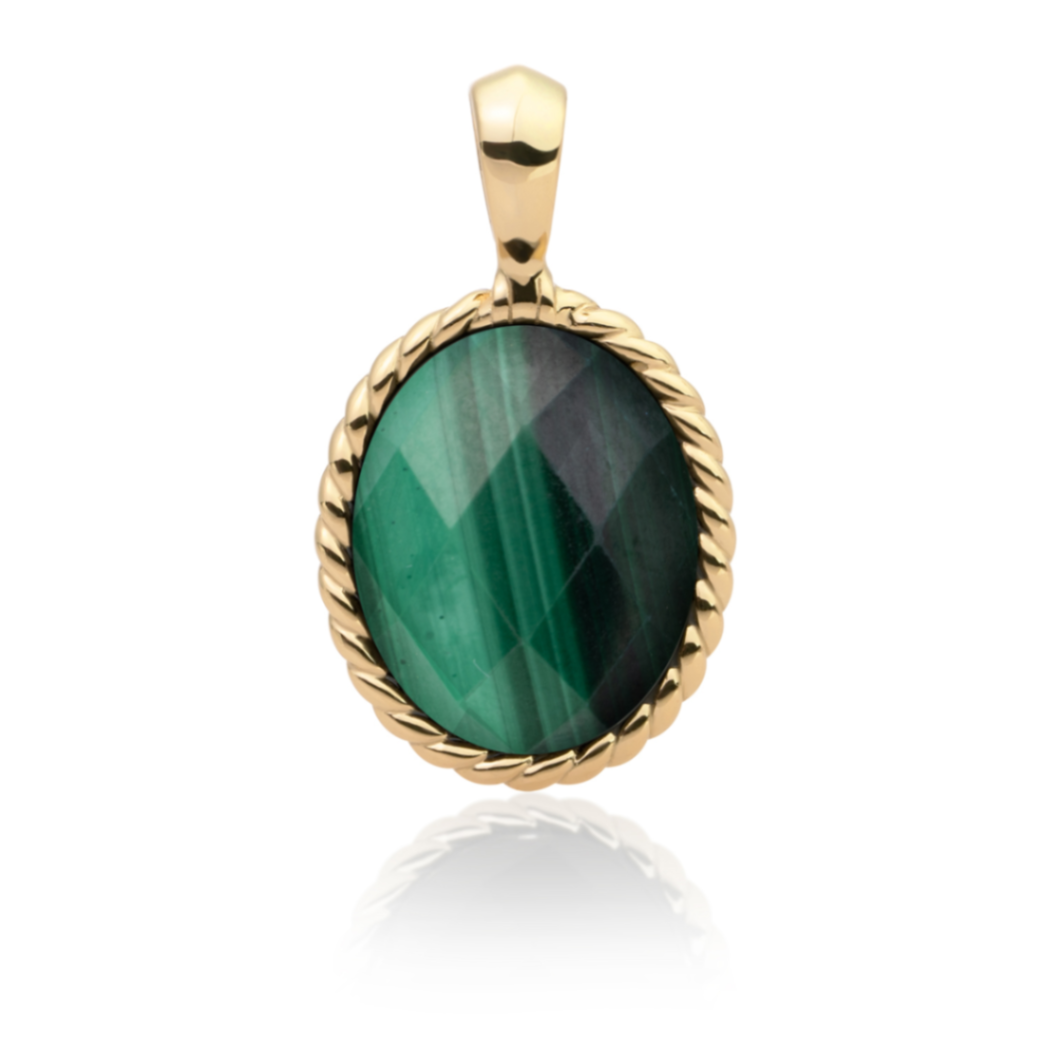 De Pendant Malachite Twist Amulet Gold, modelnummer SPG21-G73, is een verfijnde sieraad met een goud vergulde afwerking, ideaal voor liefhebbers van luxe juwelen. Dit sieraad bevat de prachtige steen malachiet, die elegantie uitstraalt. Draag het aan een fijne ketting of combineer met andere gouden sieraden voor een stijlvolle look. Krachtige amulet voor elke gelegenheid.