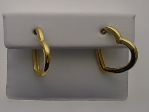 Die Creolen Silbervergoldet 925 Herze, Modellnummer 26-377, sind atemberaubende Creolen-Ohrringe aus hochgl&auml;nzendem, 925er Silber mit hochwertiger Vergoldung. Diese eleganten Ohrringe bestehen aus Herzdesigns und sind perfekt f&uuml;r besondere Anl&auml;sse oder als t&auml;glicher Hingucker. Tragen Sie sie mit zur&uuml;ckgestecktem Haar oder einem eleganten Dutt, um die Ohrringe optimal zur Geltung zu bringen.