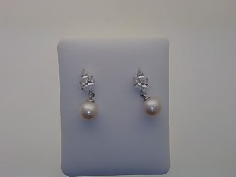 Die Paar Ohrstecker aus Silber 925 mit Zirkonia (Modellnummer 26-324) sind elegante Schmuckst&uuml;cke, die jedem Outfit einen Hauch von Glanz verleihen. Sie sind perfekt f&uuml;r den t&auml;glichen Gebrauch und besondere Anl&auml;sse. Tragen Sie diese Stecker zu formeller oder legerer Kleidung, um Ihren Look stilvoll abzurunden. Ideal als Geschenk oder f&uuml;r den eigenen Schmuckkasten.