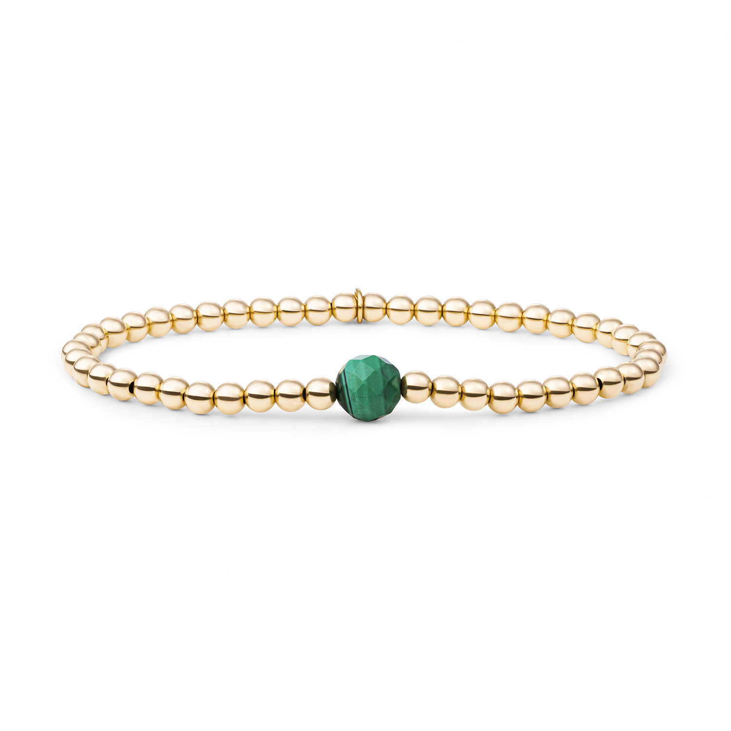 De Core Armband Malachite trekt de blik met zijn levendige groene tinten en organische patronen. Malachite staat bekend om zijn natuurlijke bandering, donkere en lichtere groene strepen die door de steen lopen als bewegende golven. Geen twee stenen zijn hetzelfde, dus jouw armband is uniek. De warme goudkleurige afwerking cre&euml;ert een mooi contrast met het koele groen en geeft het geheel een luxueuze maar toegankelijke uitstraling. Vervaardigd uit 925 Sterling Zilver, zit deze armband comfortabel en voelt stevig zonder zwaar te zijn. De Core lijn staat voor essenti&euml;le stukken die moeiteloos in je collectie passen, sieraden die je niet hoeft na te denken maar gewoon pakt. Malachite past bij vrouwen die houden van kleur en iets eigens willen dragen, zonder schreeuwerig te zijn. &bull; 925 Sterling Zilver met Gold Plated afwerking &bull; Natuurlijk Malachite met unieke groene bandering &bull; Lengte: 18 cm &bull; Combineert mooi met goud en groentinten &bull; Tijdloos basisstuk met karakter Draag de Core Armband Malachite bij een lunch, een werkdag of een avond uit. Hij voegt dat vleugje groen toe dat een outfit compleet maakt.