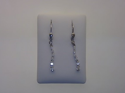 Diese Paar Ohrh&auml;nger aus rhodiniertem 925er Silber mit Zirkonia, Modellnummer 26-331, strahlen zeitlose Eleganz aus. Ideal f&uuml;r feierliche Anl&auml;sse oder als schimmerndes Highlight im Alltag. Kombinieren Sie sie mit einem schicken Hochsteckfrisur oder offenen Haaren f&uuml;r einen glamour&ouml;sen Look. Ein Must-Have f&uuml;r jeden Schmuckliebhaber, das jedem Outfit einen Hauch von Luxus verleiht.