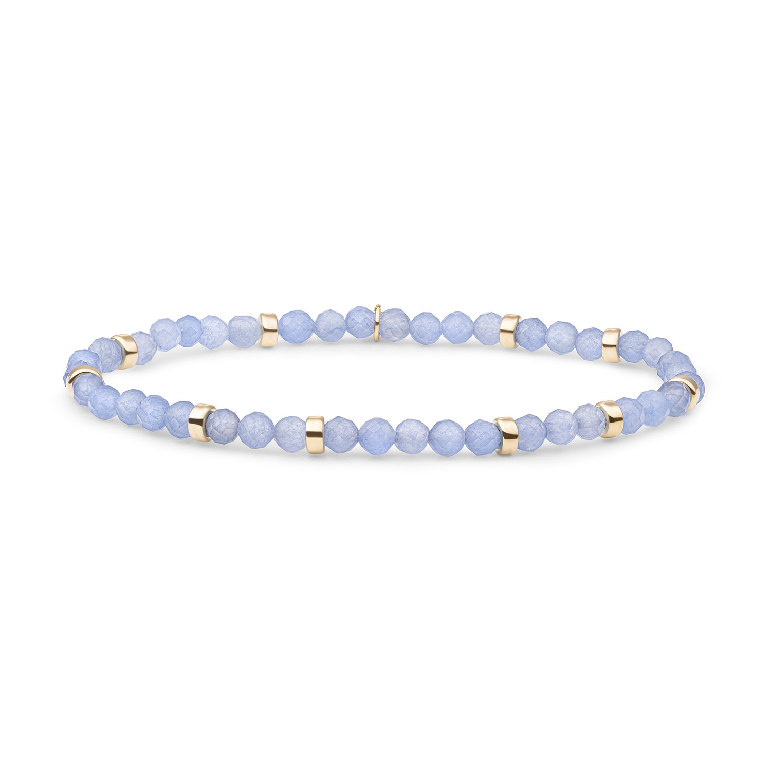 De Roundel Interstellar Armband Ice Blue Quartz heeft die serene helderheid waar je oog steeds naar terugkeert. Ice Blue Quartz is ijsblauw en transparant, met een glans die zacht is maar wel aanwezig. De roundel-geslepen vorm geeft elke steen een zachte facettering, waardoor het licht speels wordt gevangen zonder dat het te veel wordt. Vervaardigd uit 925 Sterling Zilver met een warme goudkleurige afwerking, een contrast dat frisheid combineert met warmte. De Interstellar lijn draait om moderne vormen die iets kosmisch hebben, zonder dat je daar een verhaal bij nodig hebt. Dit is een armband die zowel overdag als 's avonds werkt, solo of gecombineerd met andere lagen. &bull; 925 Sterling Zilver met Gold Plated afwerking &bull; Roundel-geslepen Ice Blue Quartz &bull; Lengte: 18 cm &bull; Past bij zowel casual als chique looks Of je haar draagt bij een zomerse lunch of een avond uit, de Roundel Interstellar Armband Ice Blue Quartz voegt dat frisse, persoonlijke detail toe waar je naar zoekt.